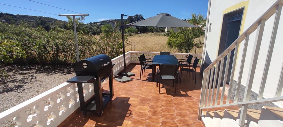 Property building, Patio, Day, BBQ facilities, Balcony/Terrace, Dining area