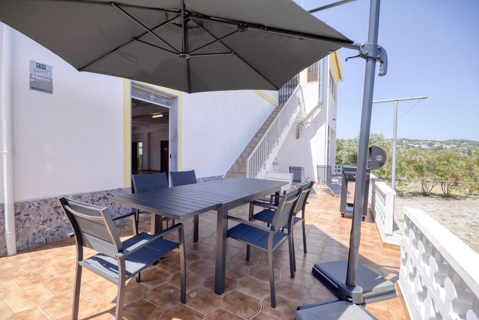 Property building, Off site, Day, Balcony/Terrace, Dining area