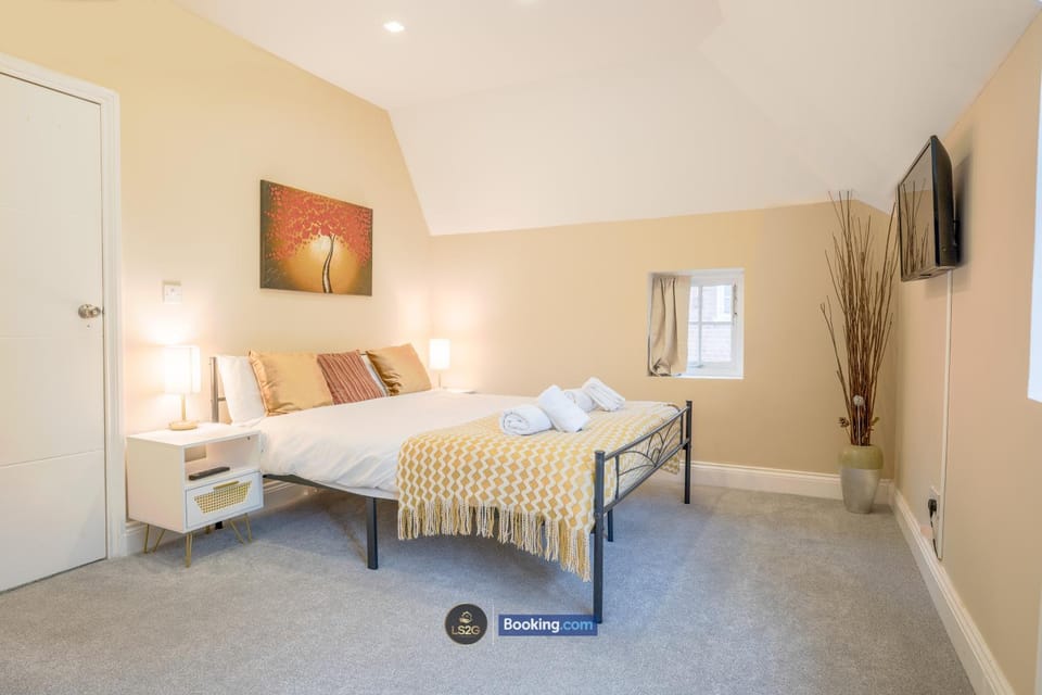 Bed, TV and multimedia, Photo of the whole room, Bedroom, towels