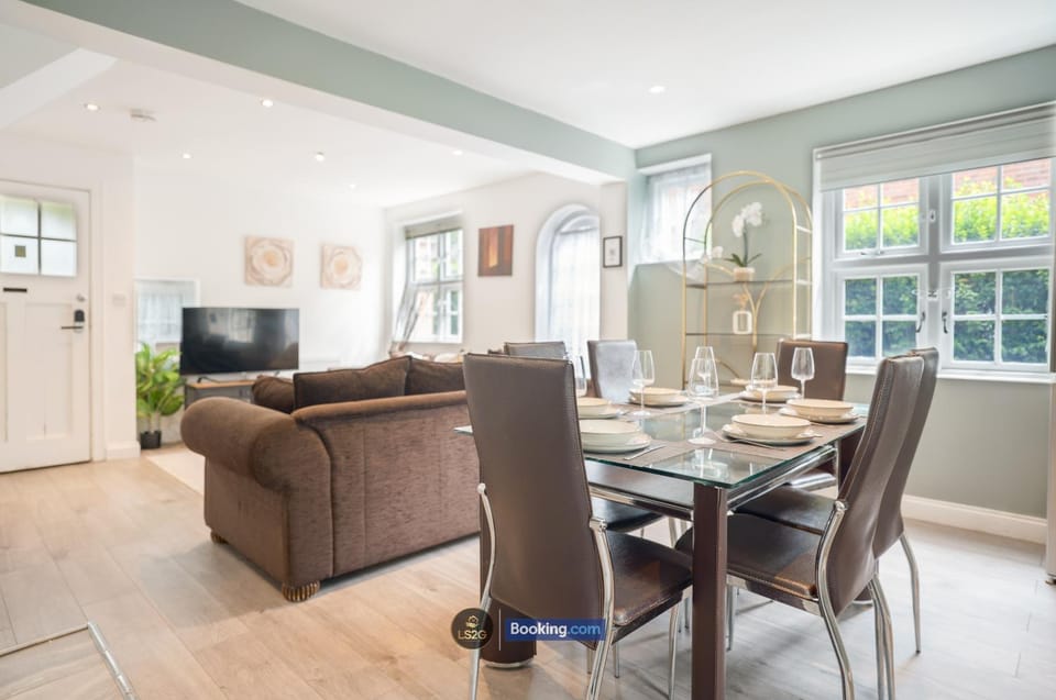 Communal lounge/ TV room, TV and multimedia, Living room, Seating area, Dining area, Evening entertainment