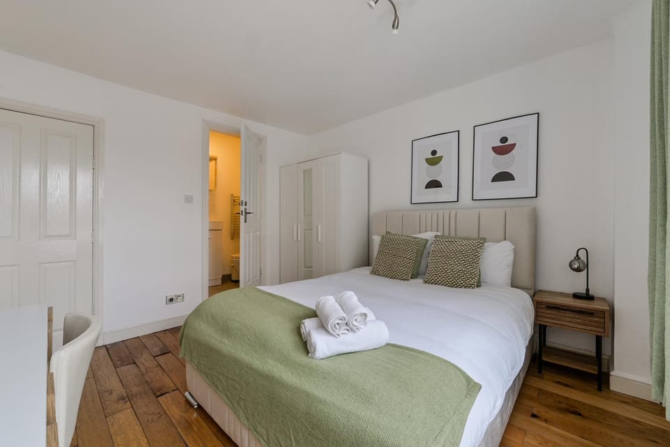Bed, Bedroom, towels, wardrobe