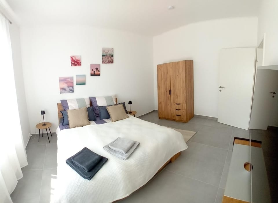 Bed, TV and multimedia, Photo of the whole room, Bedroom, wardrobe