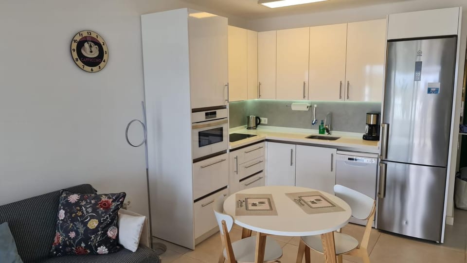 Kitchen or kitchenette, Dining area, dishwasher, stove
