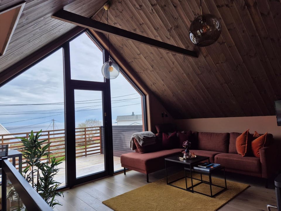 Day, Balcony/Terrace, Living room, Seating area, Lake view