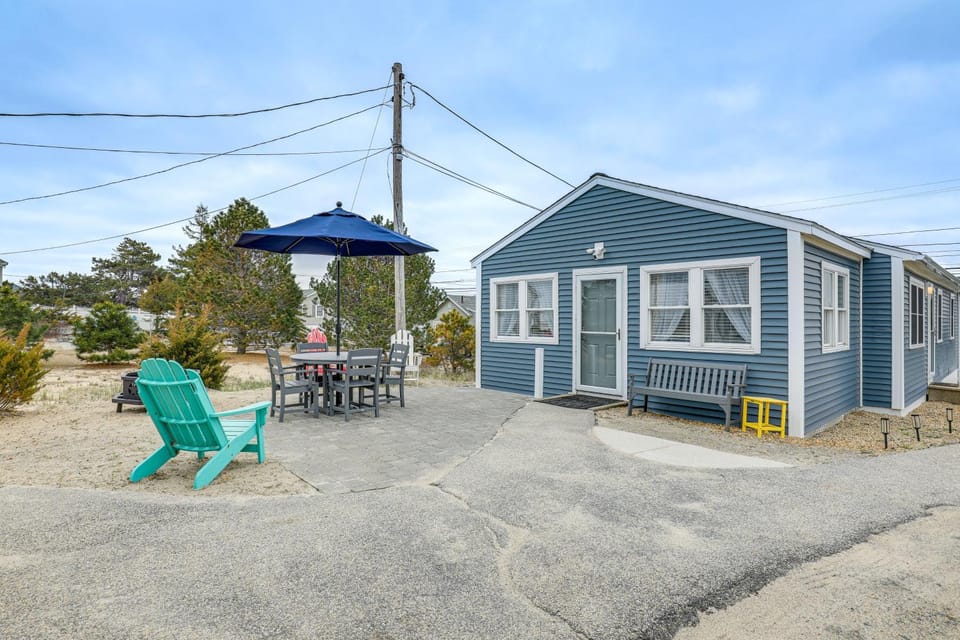 Beachfront Salisbury Retreat w/ Fire Pit & Grill House in Seabrook