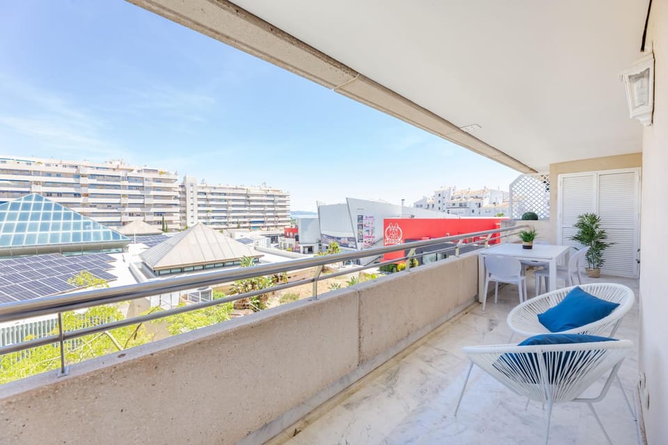 Property building, Patio, Balcony/Terrace, Balcony/Terrace, Seating area, Dining area