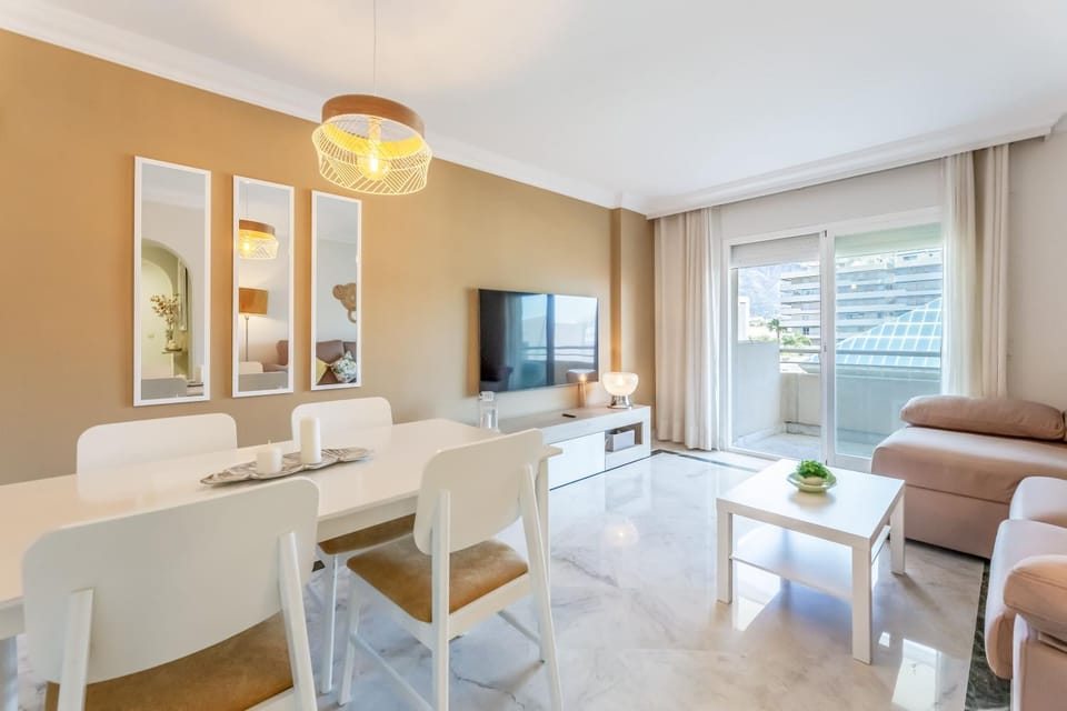 TV and multimedia, Living room, Seating area, Dining area, air conditioner