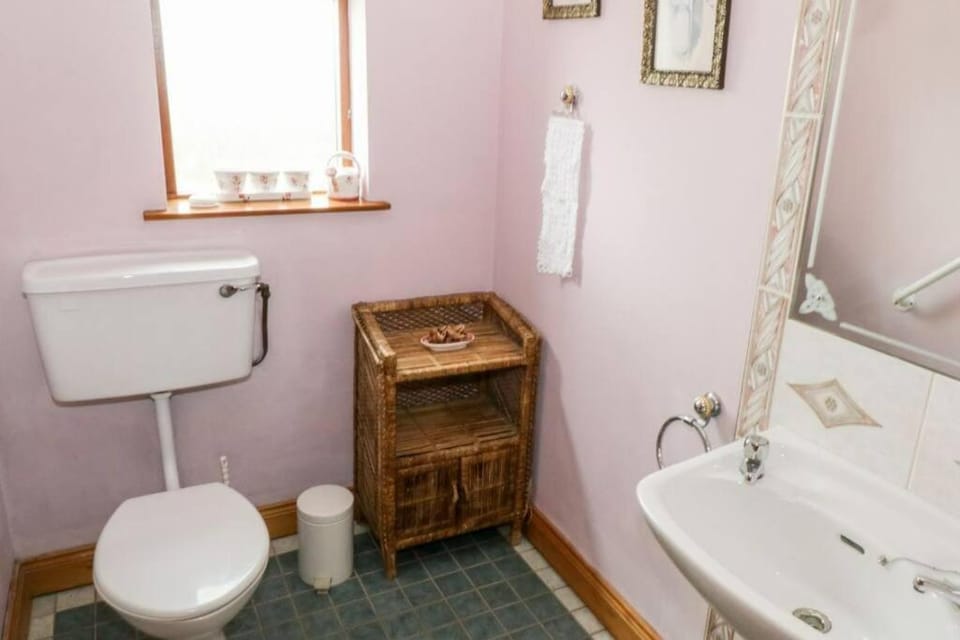 An Maide Bán, Cootehill House in Northern Ireland