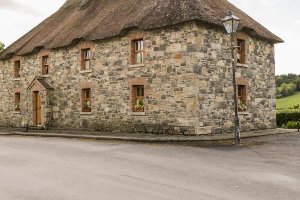 An Maide Bán, Cootehill House in Northern Ireland