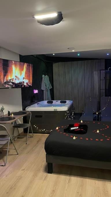 Confidence SPA, Suite avec Spa Privatif dans pavillon Apartment in Drancy