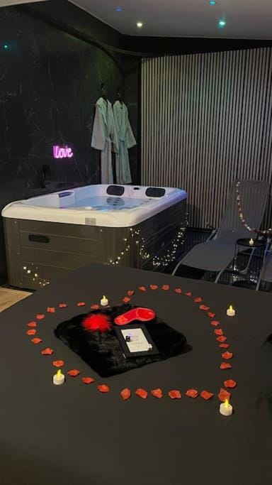 Confidence SPA, Suite avec Spa Privatif dans pavillon Apartment in Drancy