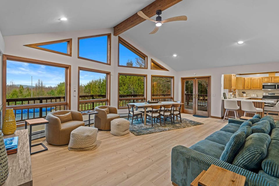 Pool Arcade Mtn Views Lake George Home Retreat WFH House in Warrensburg