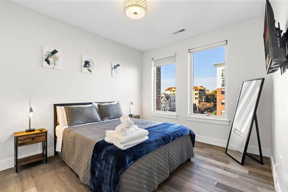 Bed, TV and multimedia, Photo of the whole room, Bedroom