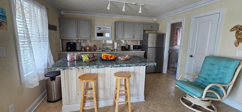 Restaurant/places to eat, Coffee/tea facilities, Kitchen or kitchenette, Kitchen or kitchenette, Dining area, toaster