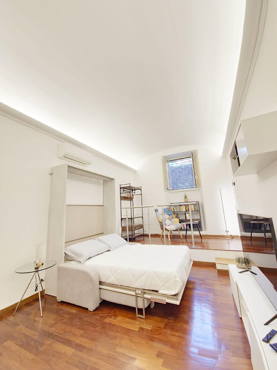 Bed, TV and multimedia, Photo of the whole room