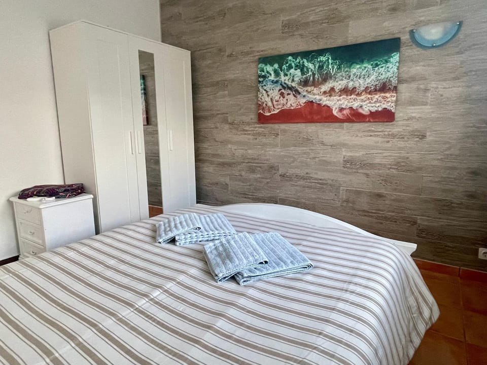 Bed, Photo of the whole room, Bedroom, heating, towels, air conditioner
