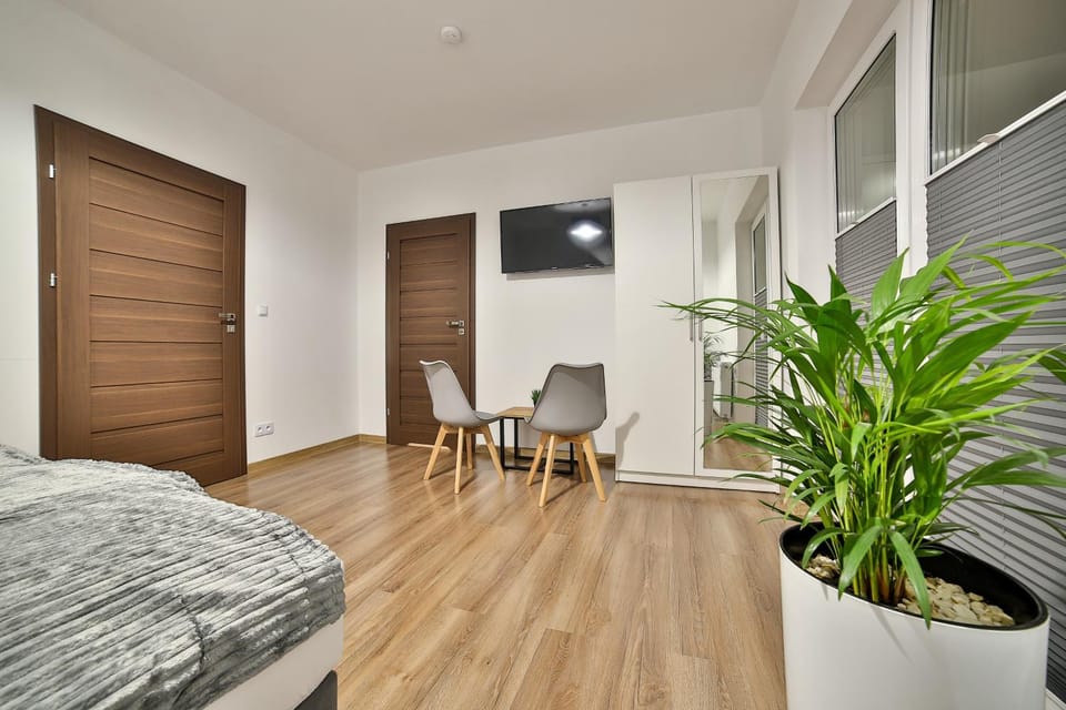 Bed, TV and multimedia, Photo of the whole room, Seating area, Bedroom, wardrobe