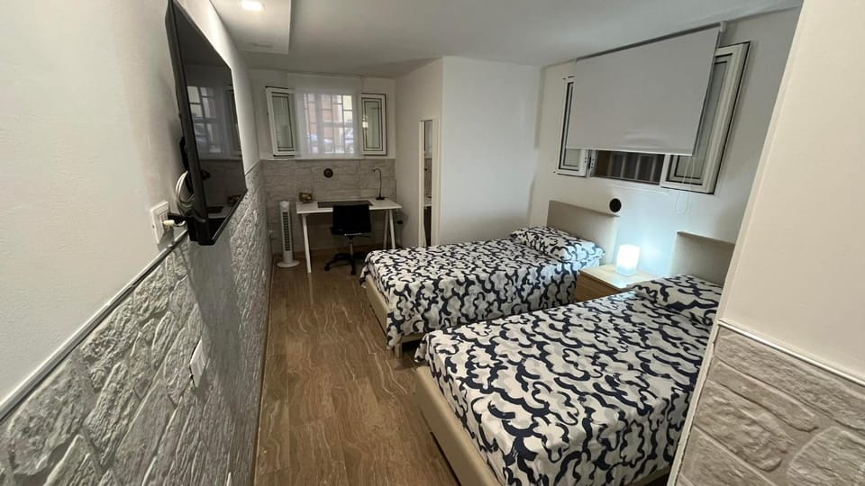 Bed, TV and multimedia, Bedroom