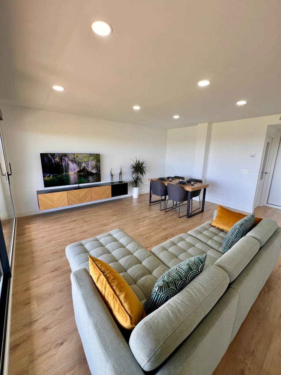 Communal lounge/ TV room, TV and multimedia, Photo of the whole room, Seating area