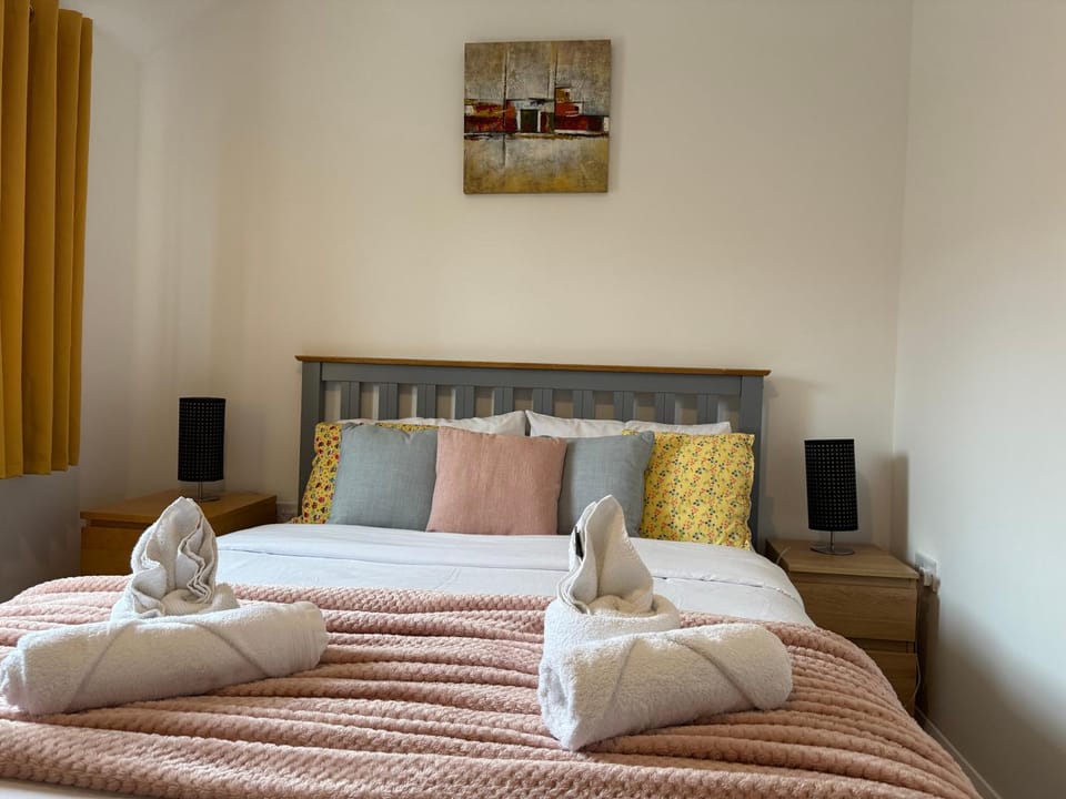 Bed, Photo of the whole room, Bedroom, towels