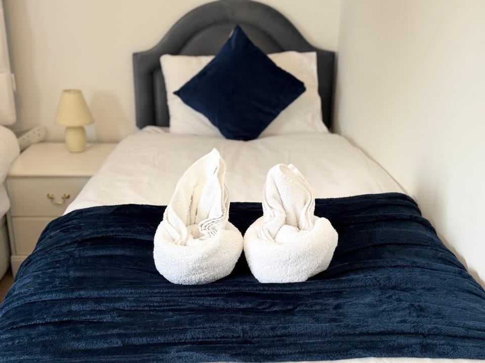 Bed, Photo of the whole room, Bedroom, towels