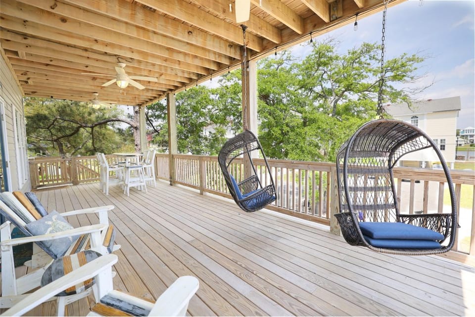 Coastal Retreat Walk to BeachBoardwlkGolf Cart House in Carolina Beach