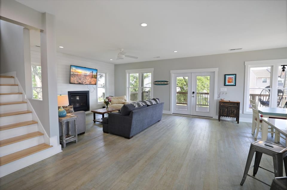 Coastal Retreat Walk to BeachBoardwlkGolf Cart House in Carolina Beach