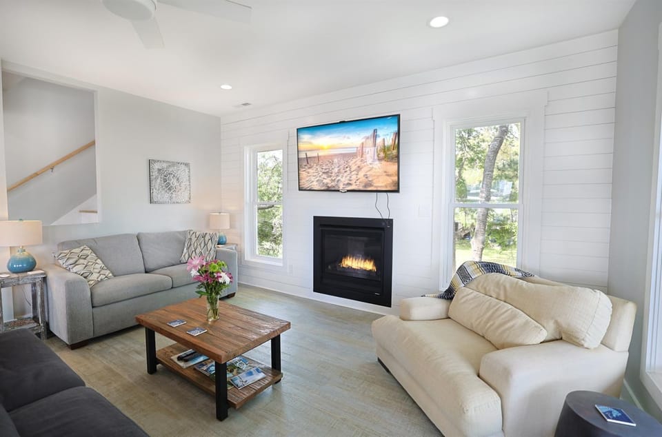 Coastal Retreat Walk to BeachBoardwlkGolf Cart House in Carolina Beach
