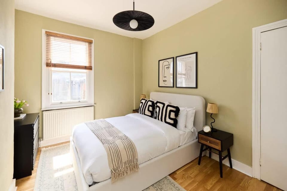 The Waterlow Park Wonder - Trendy 2BDR with Study Room and Patio Apartment in London Borough of Islington
