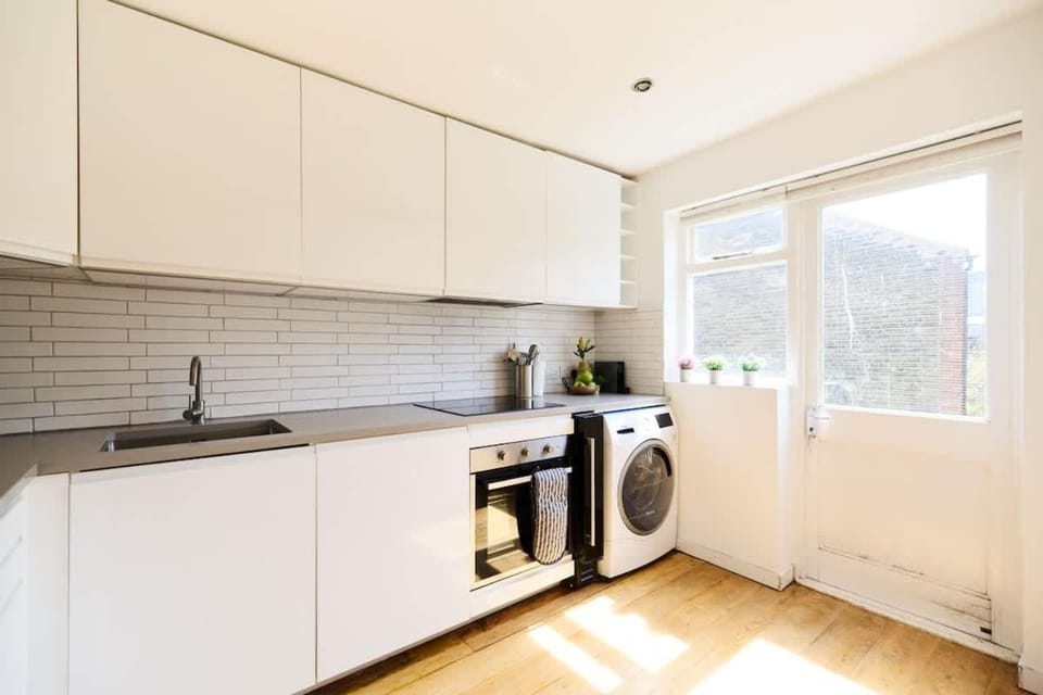The Waterlow Park Wonder - Trendy 2BDR with Study Room and Patio Apartment in London Borough of Islington