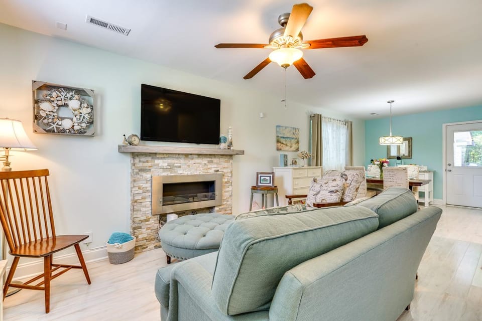 Cozy Goose Creek Escape with Patio and Grill House in Goose Creek