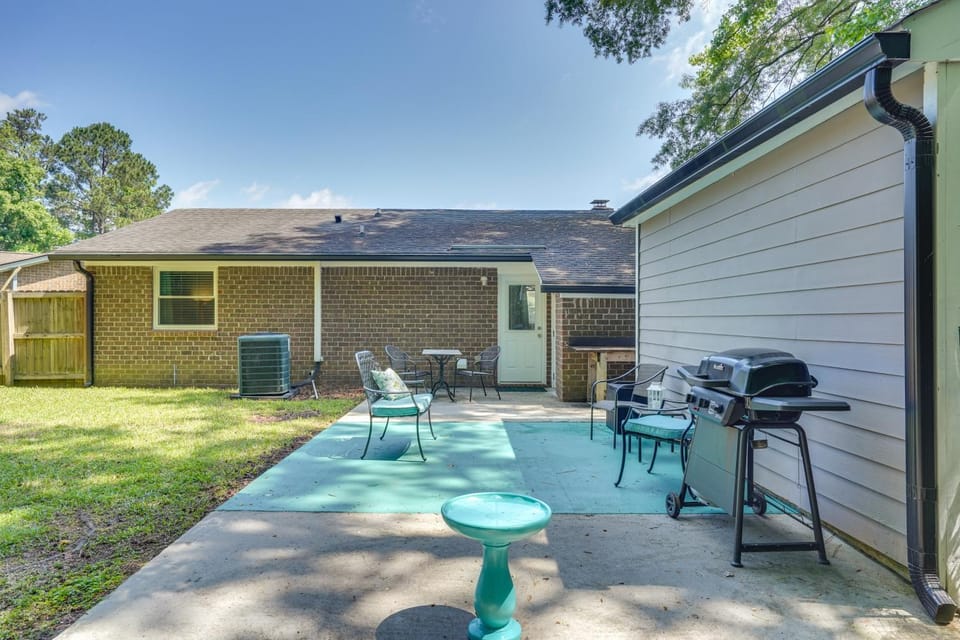 Cozy Goose Creek Escape with Patio and Grill House in Goose Creek