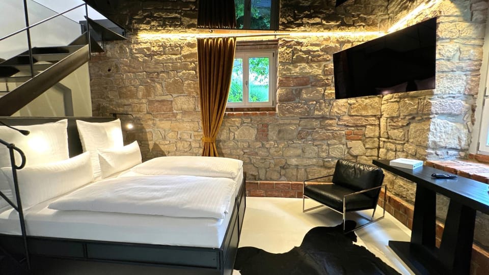 Bed, TV and multimedia, Seating area, Bedroom