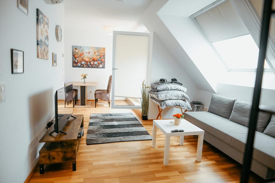 Bed, Living room, Photo of the whole room, Seating area