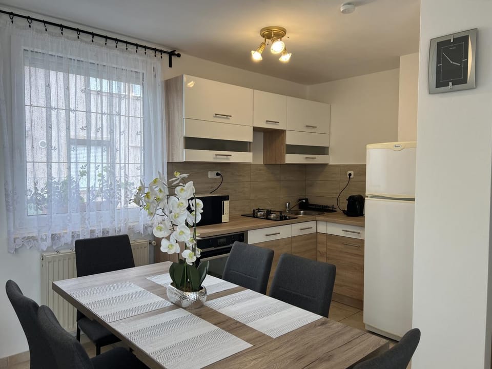 Kitchen or kitchenette, pet friendly, stove