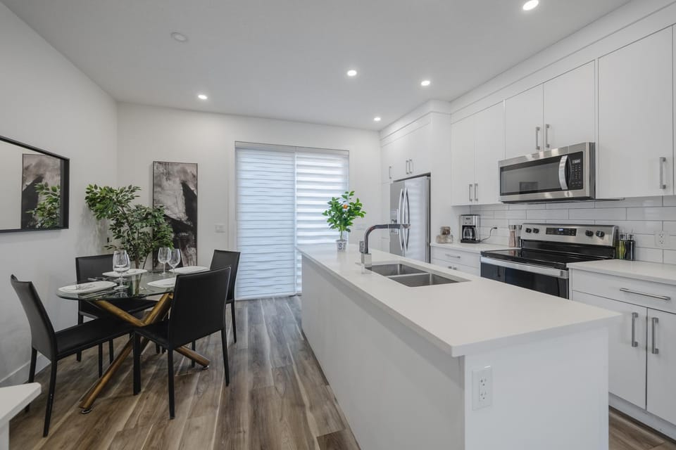 Kitchen or kitchenette, Dining area, dishwasher, oven, pet friendly, stove, toaster
