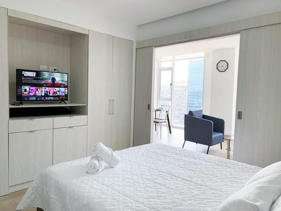 Bed, TV and multimedia, Photo of the whole room, Bedroom, City view, towels, air conditioner