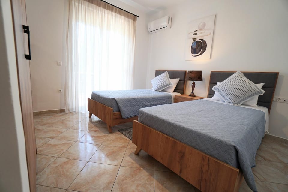 Bed, Photo of the whole room, Bedroom, air conditioner