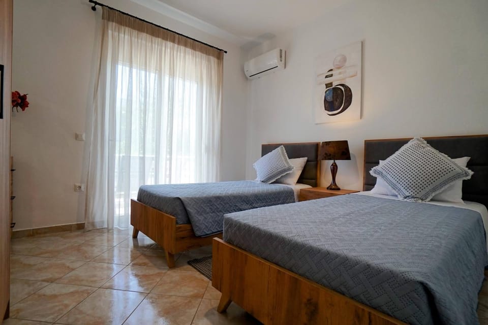 Bed, Photo of the whole room, Bedroom, air conditioner