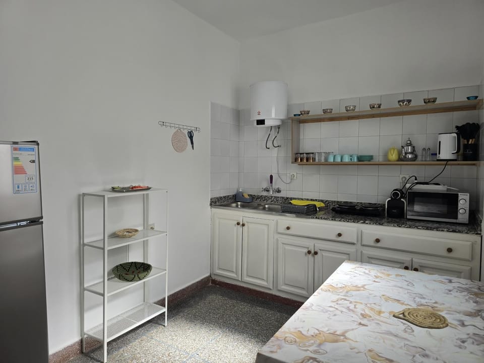 Coffee/tea facilities, Kitchen or kitchenette, stove