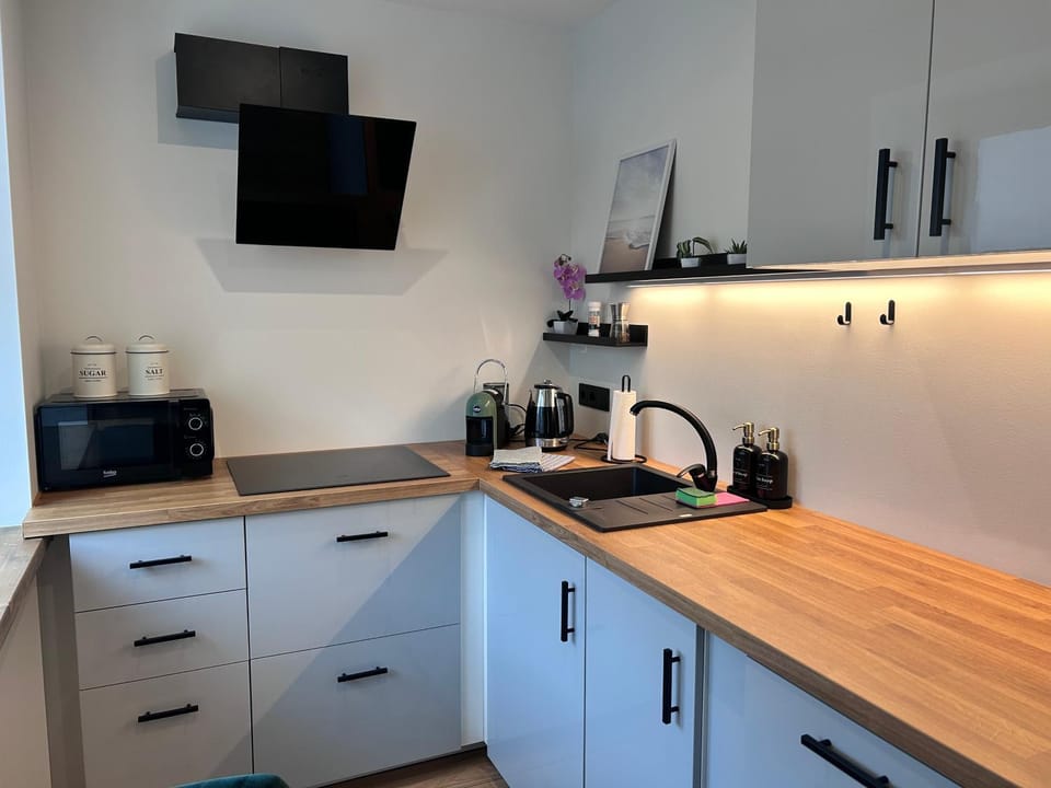 Coffee/tea facilities, Kitchen or kitchenette, stove