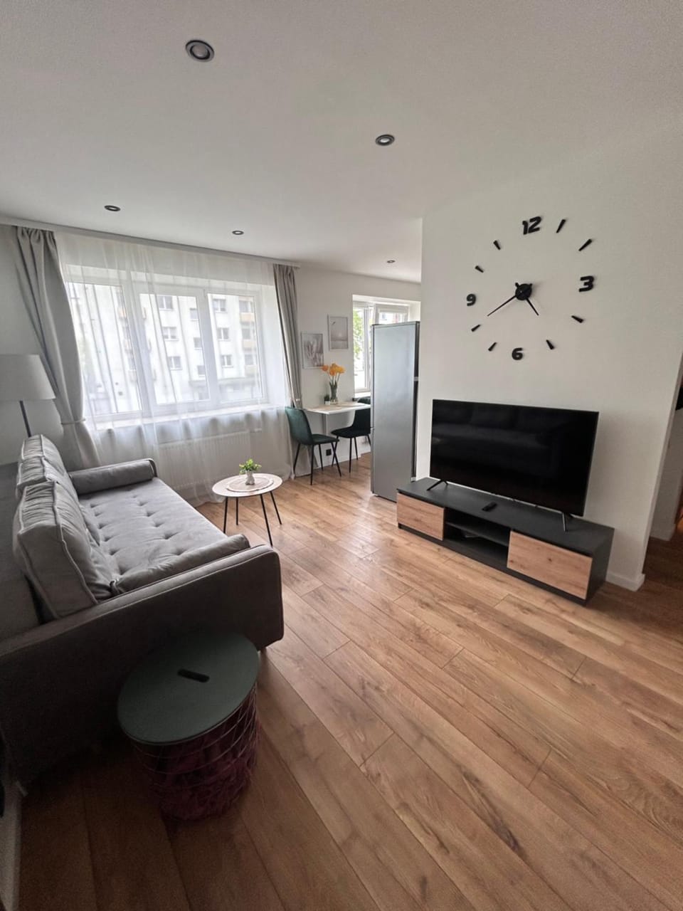 TV and multimedia, Living room, Seating area, Evening entertainment
