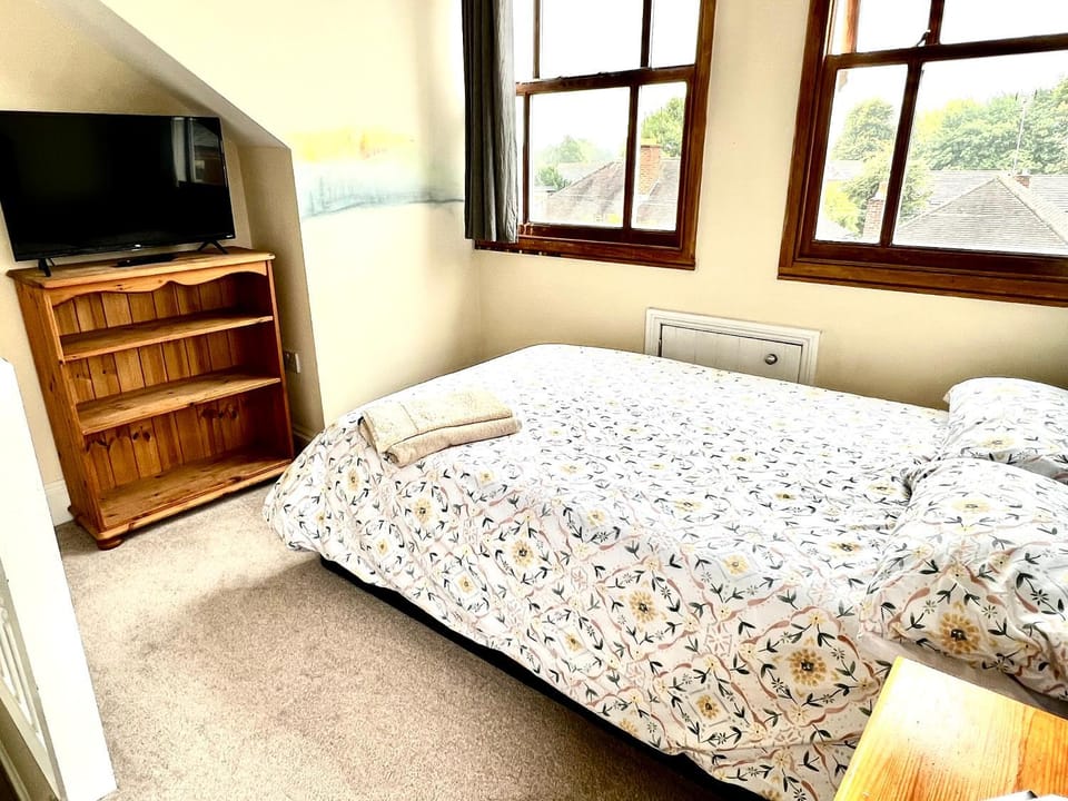Bed, TV and multimedia, Photo of the whole room