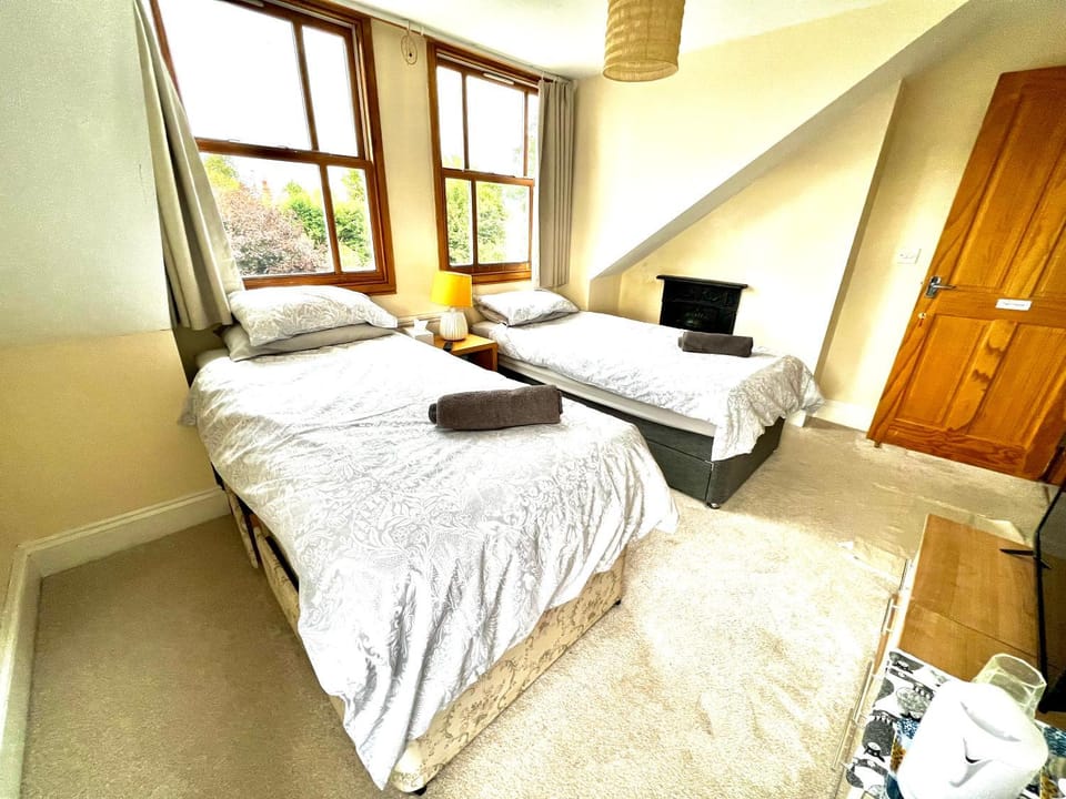 Bed, TV and multimedia, Photo of the whole room, Bedroom, towels