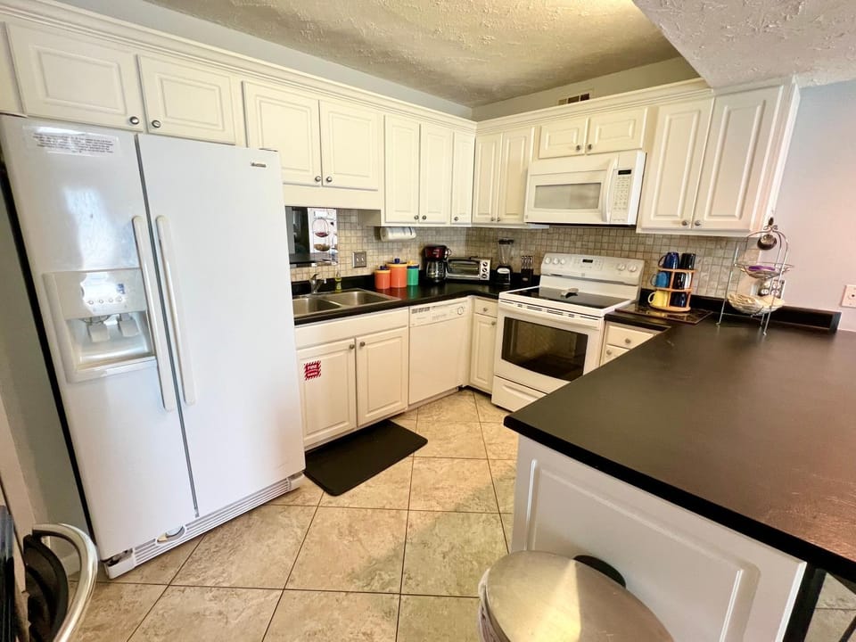 Kitchen or kitchenette, Dining area, dishwasher, oven, stove, toaster