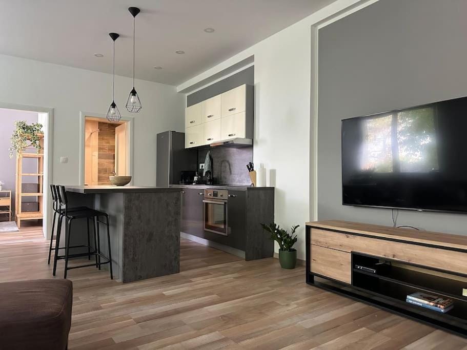 TV and multimedia, Kitchen or kitchenette, oven