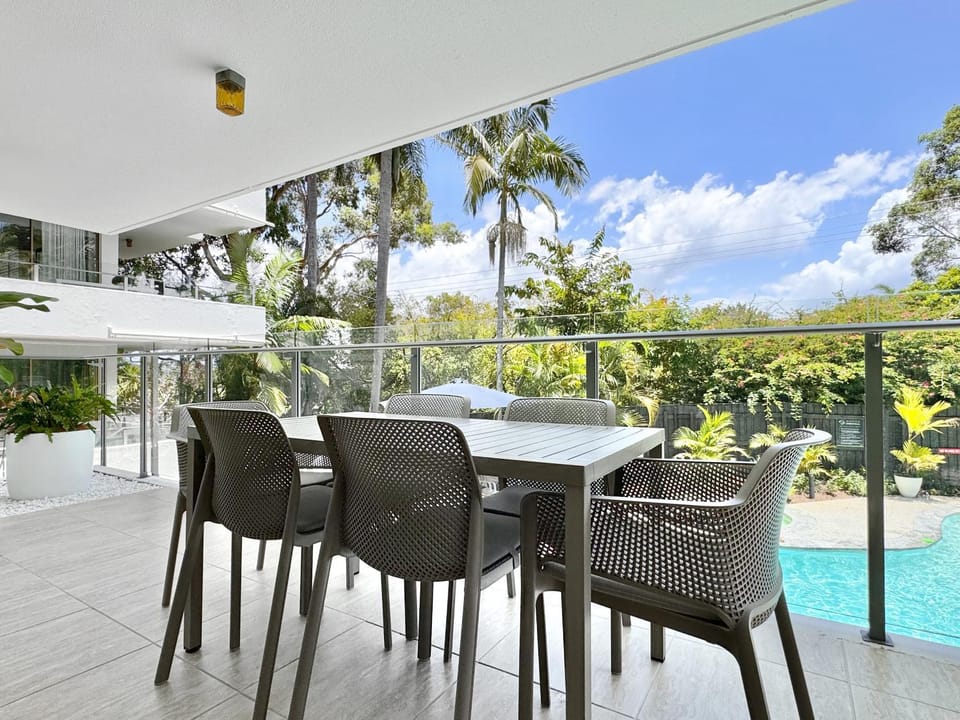 Chic 2 bdrm Poolside Apartment Apartment in Noosa Heads