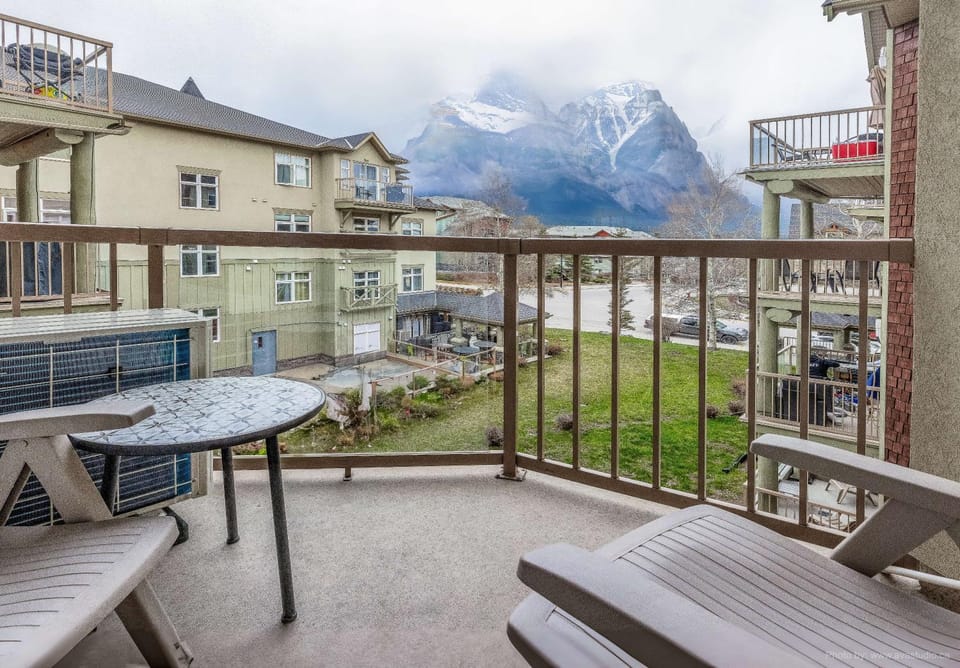 Lovely Mountain View 2 Bedroom Suite Apartment in Canmore