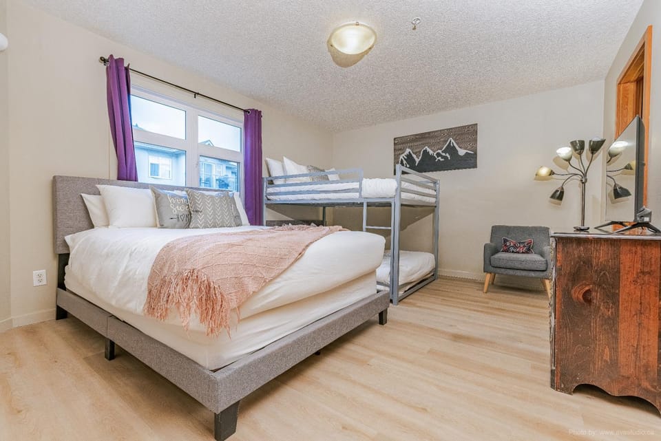 Lovely Mountain View 2 Bedroom Suite Apartment in Canmore