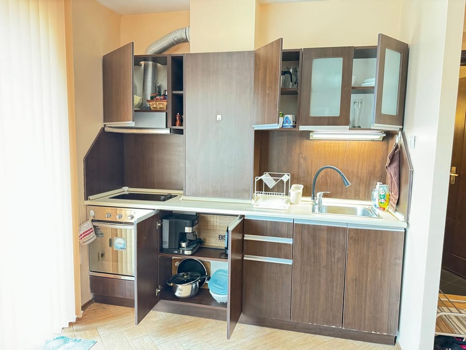 Kitchen or kitchenette, oven, stove